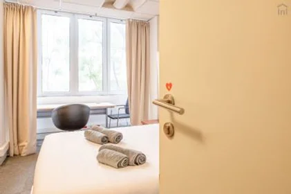 Chambre privée à Saldanha - Rua Almirante Barroso, image 17 de 21