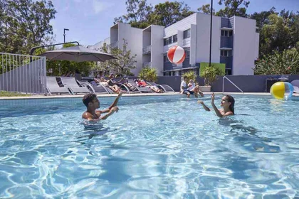 Dairenin tamamı Ikamet yerinde konumu 96 Edmund Rice Dr, Southport QLD 4215, Australia, 13 26 görüntüsü