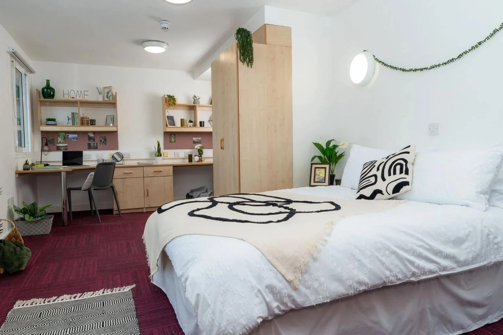 Habitación estudiantil funcional perfecta para estudiar en 