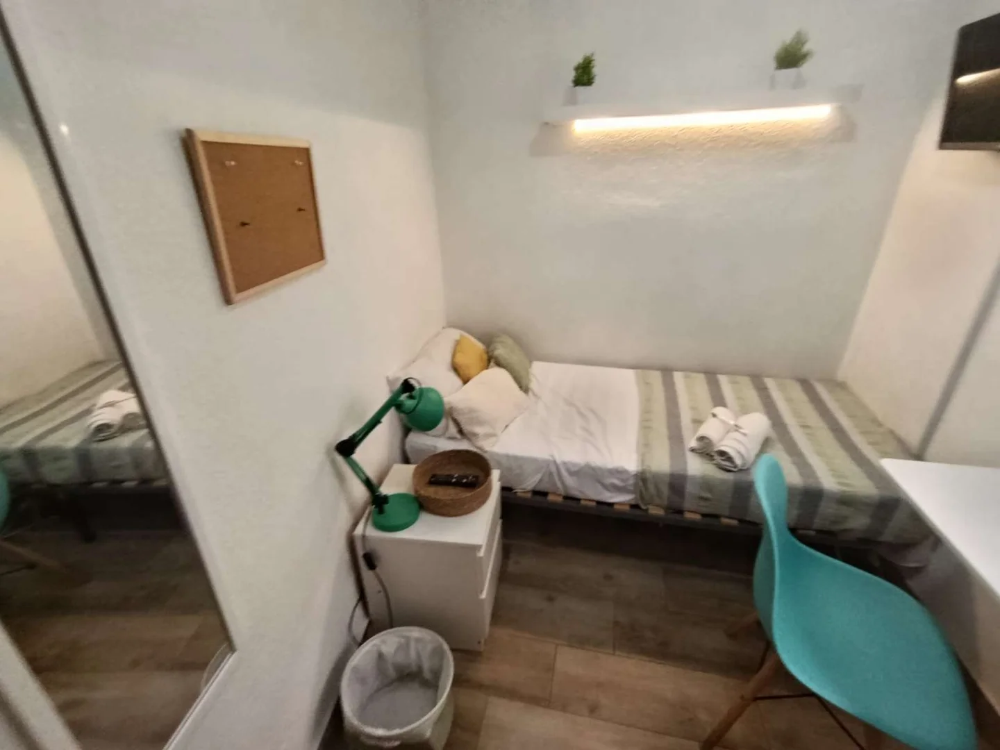 'de modern olanaklara sahip öğrenci dostu oda