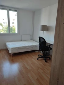 Room for rent with double bed Évry