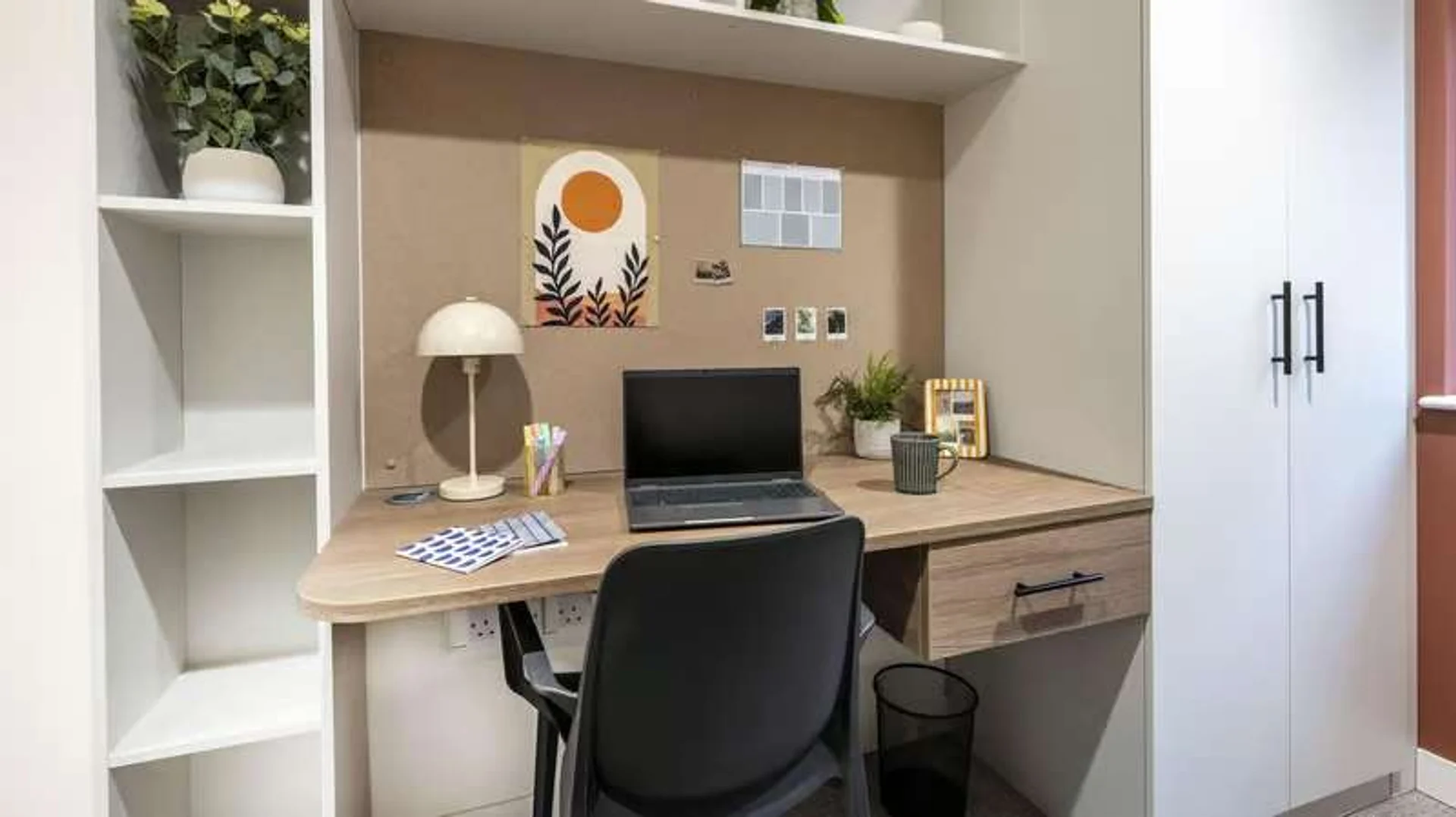 Quarto para alugar em apartamento de estudantes em , totalmente mobilado
