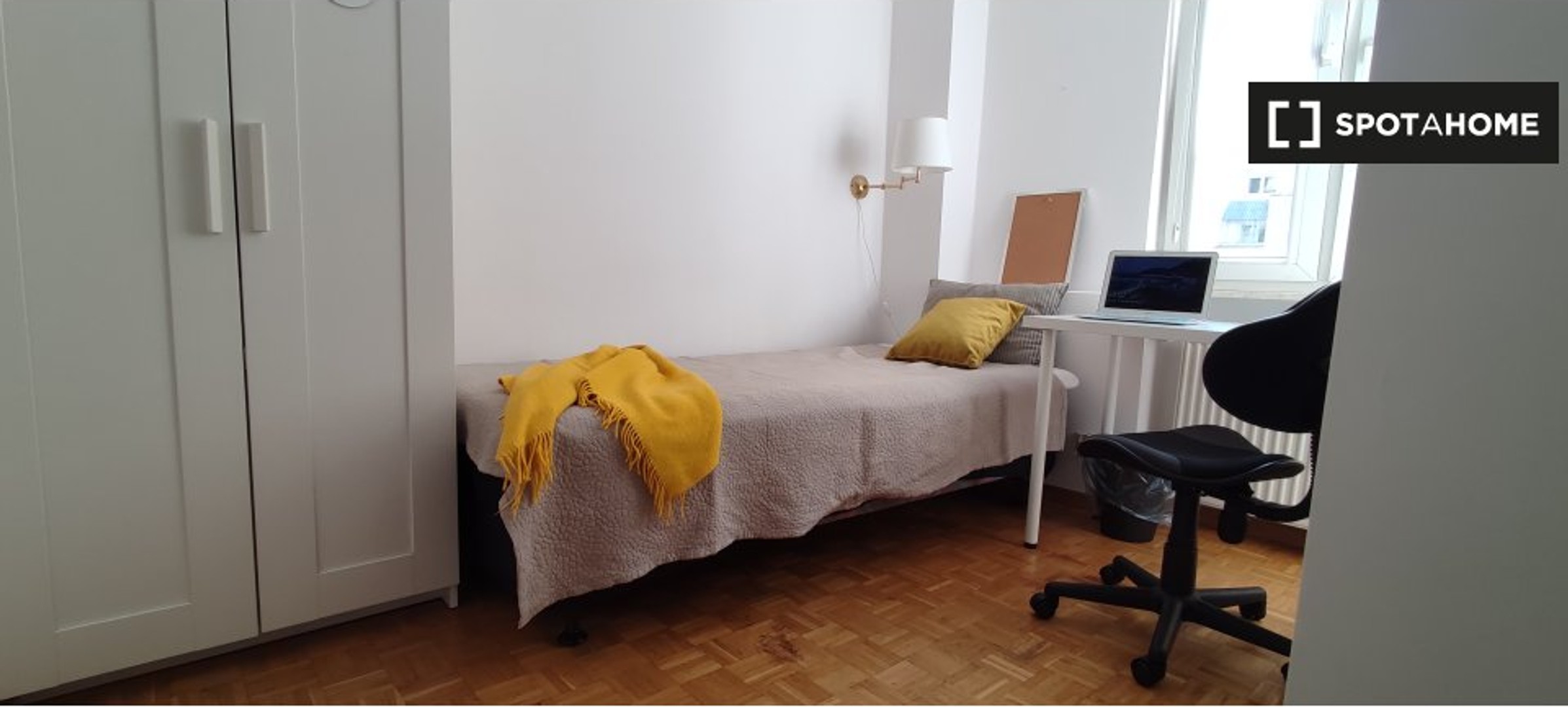 Cheap private room in Warsaw