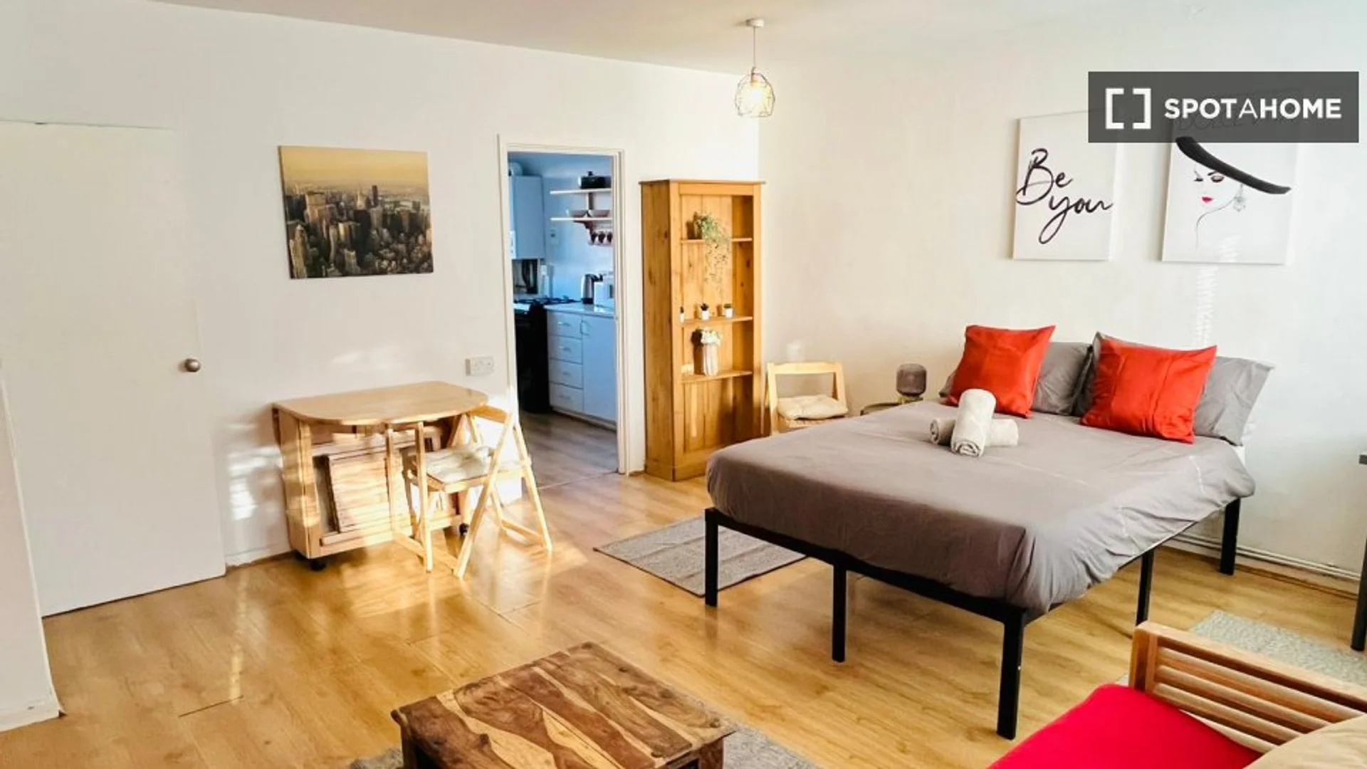 设备齐全的学生单间公寓，位于