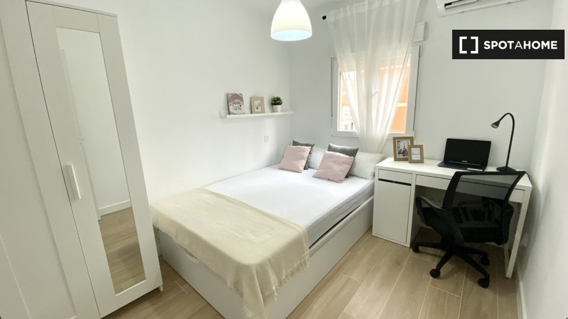 Bright private room in Móstoles