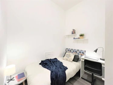 Chambre à louer dans un appartement en colocation à Madrid