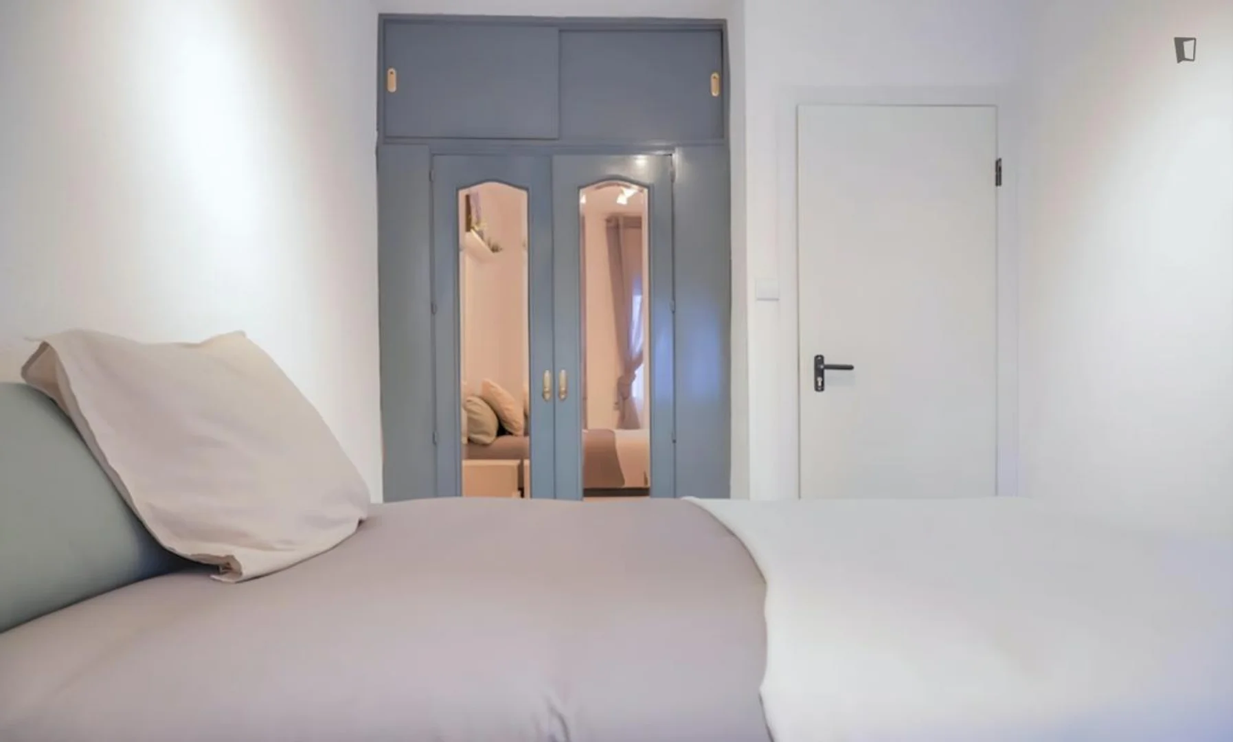 Student-friendly room in with modern amenities
