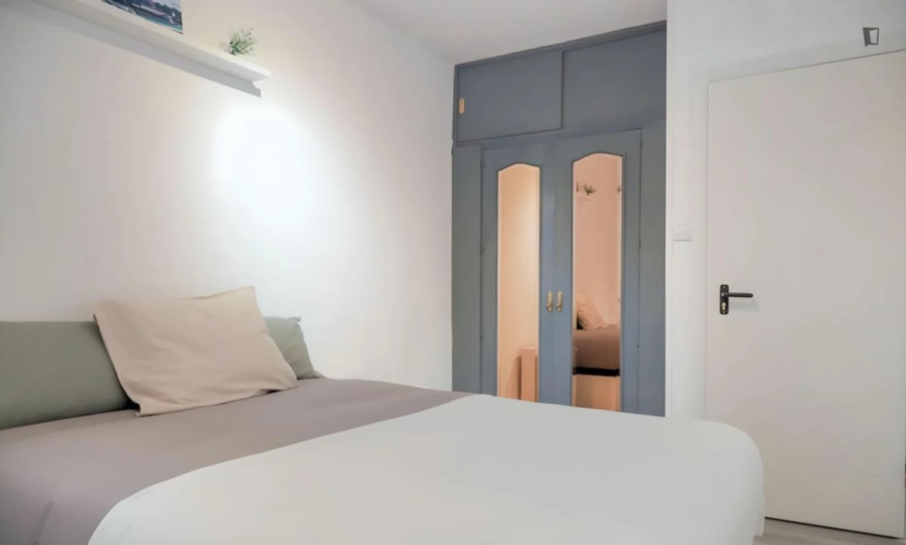 Economical student room with convenient location in