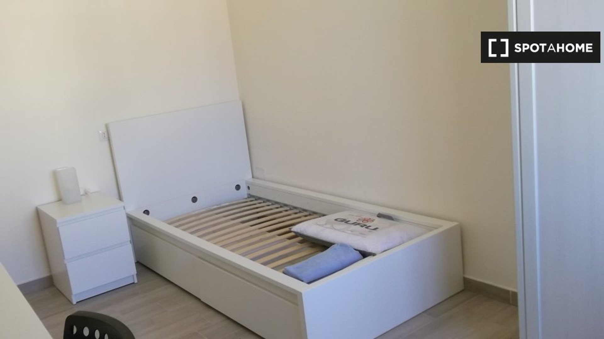 Pokój do wynajęcia z podwójnym łóżkiem w Neapol