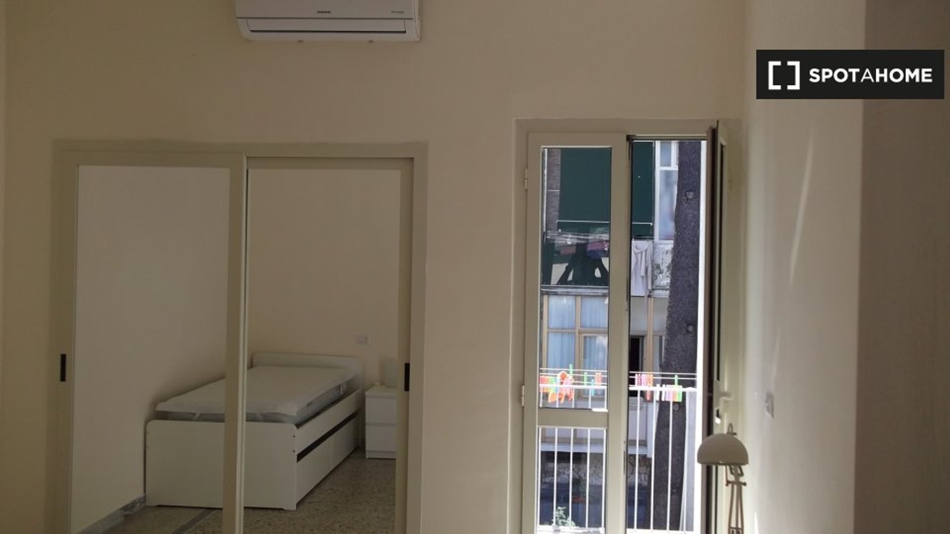 Napoli de çift kişilik yataklı kiralık oda