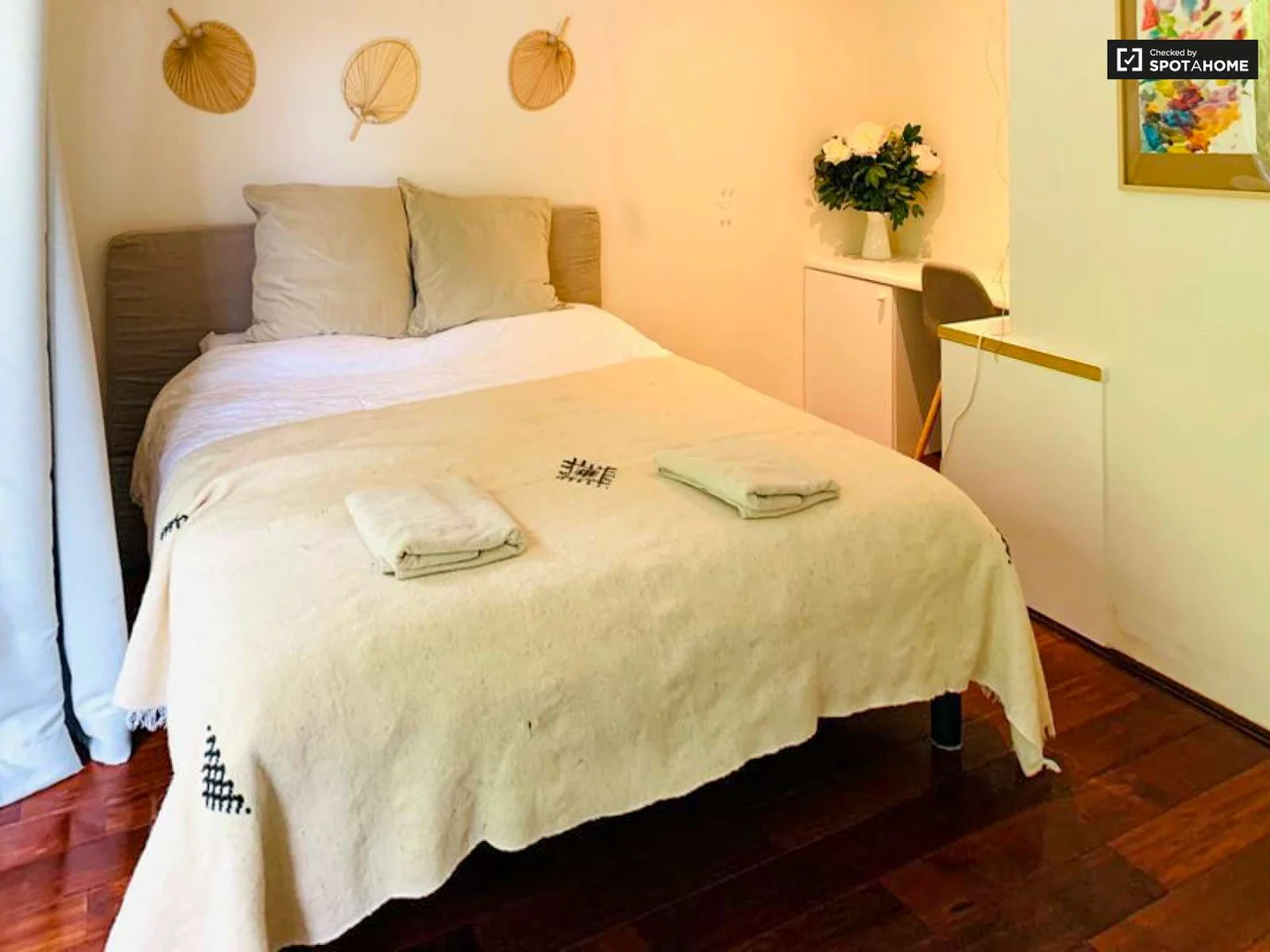 Habitación estudiantil amplia y cómoda en
