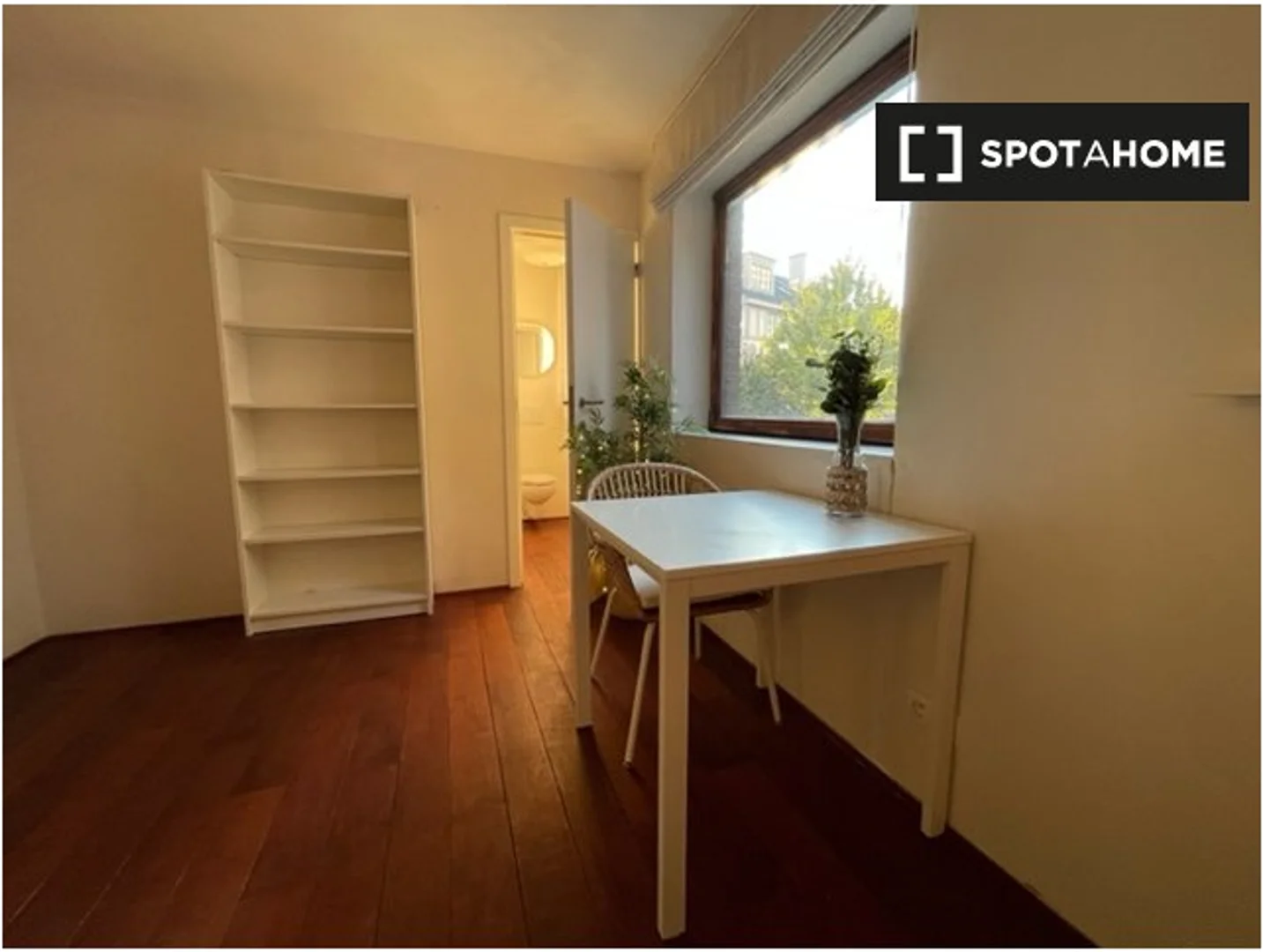 Habitación estudiantil funcional perfecta para estudiar en