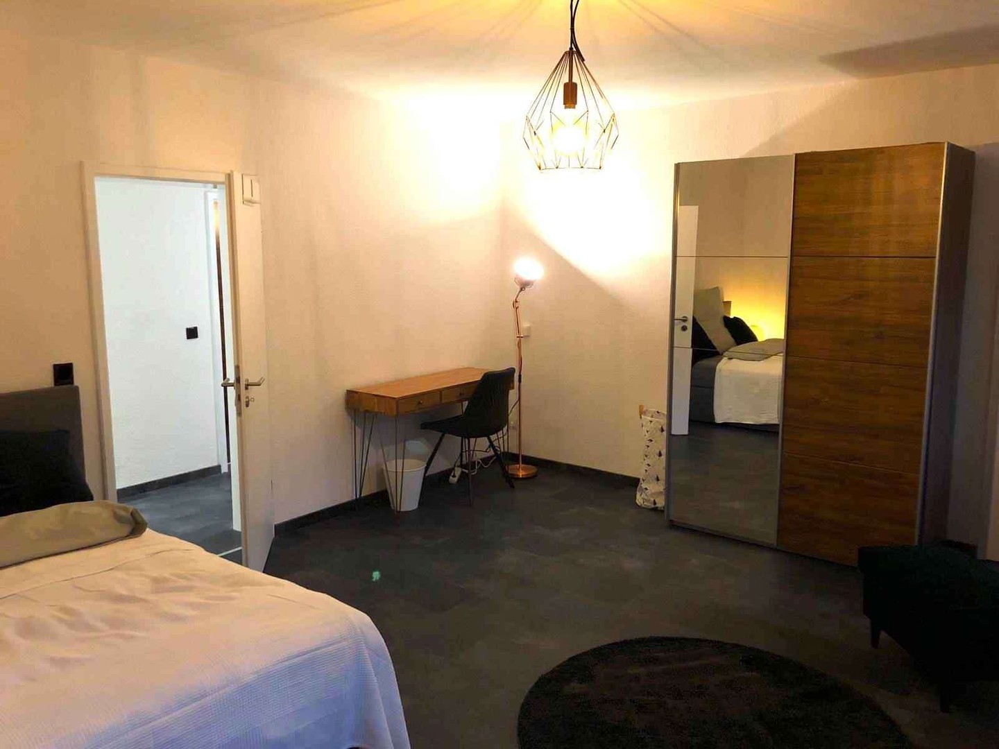 Köln de çift kişilik yataklı kiralık oda