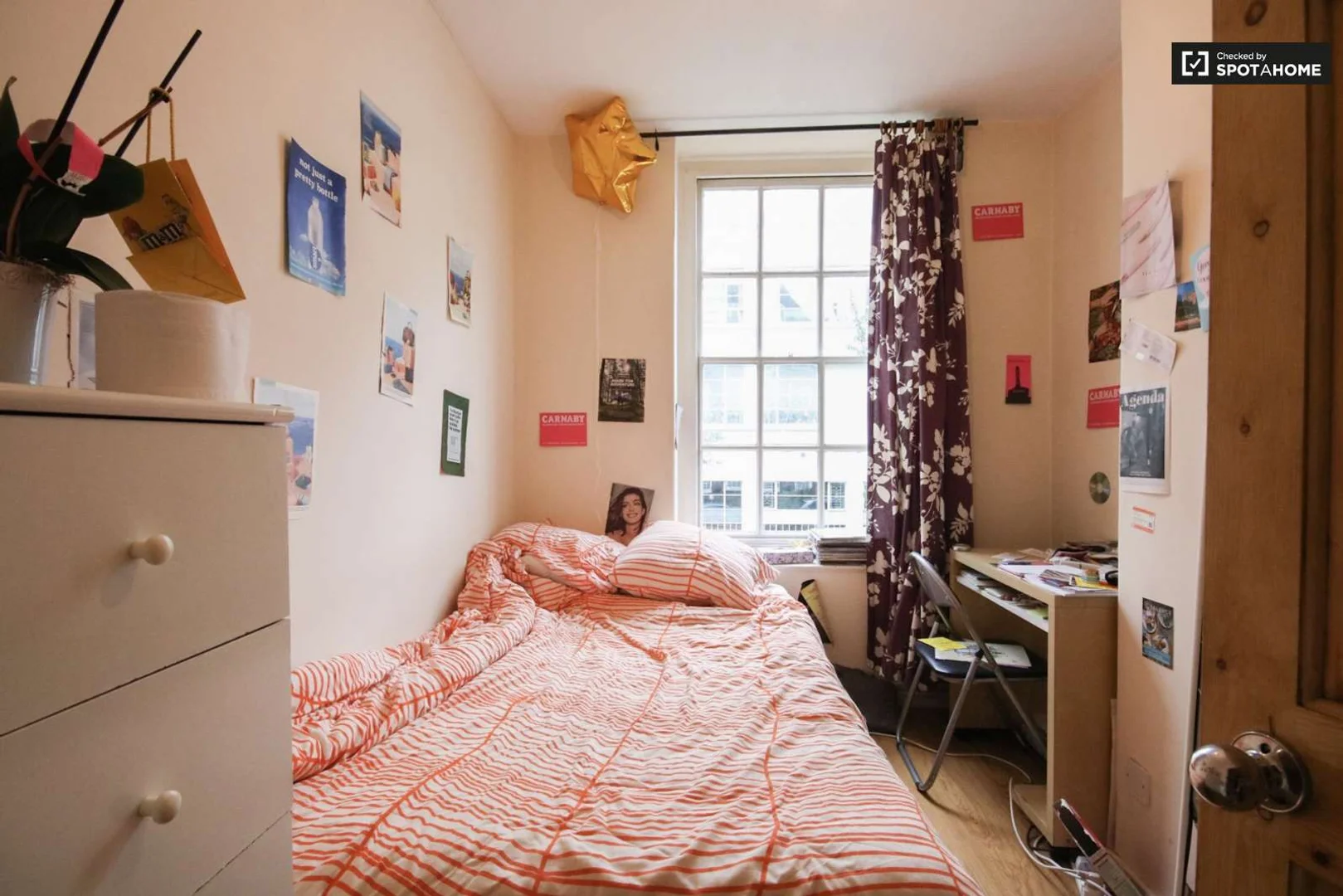 Student-friendly room in  with modern amenities