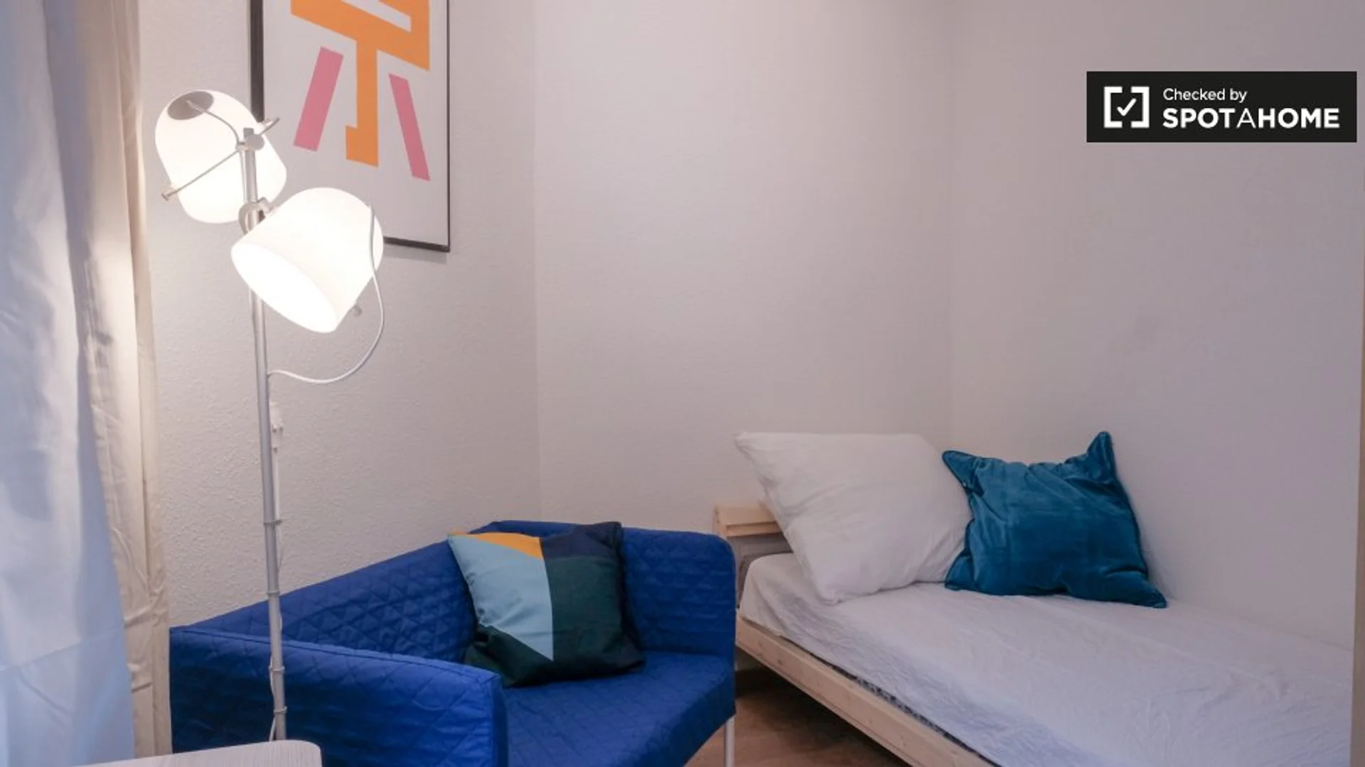 Jasny i przestronny pokój studencki z łatwym dostępem do uniwersytetu w 