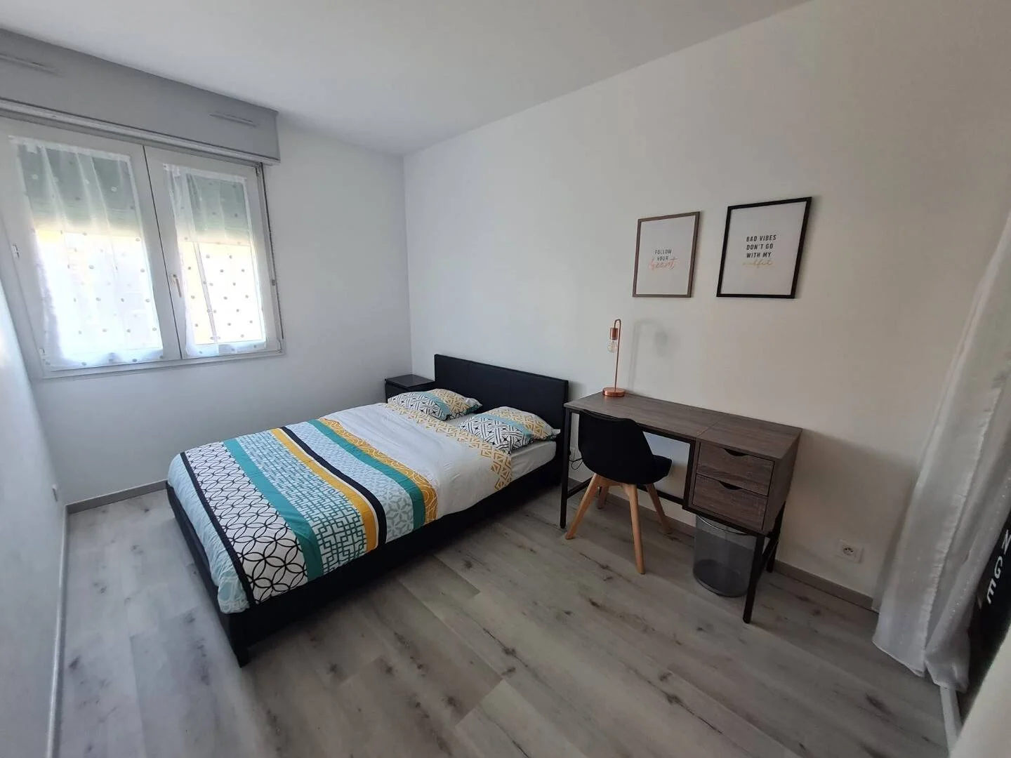 Chambre d'étudiant à  avec espace d'étude et installations communes