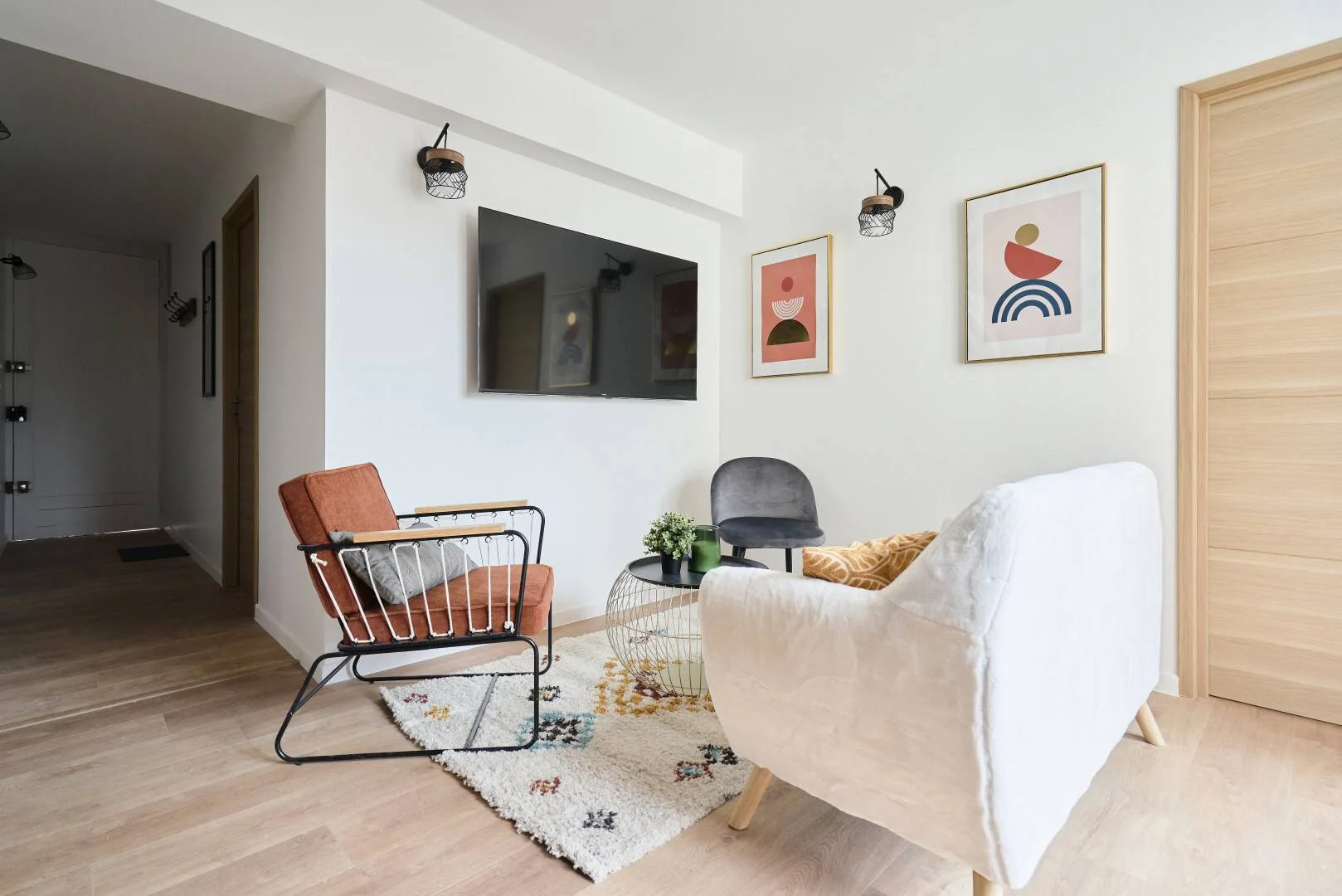 Habitación estudiantil funcional perfecta para estudiar en 