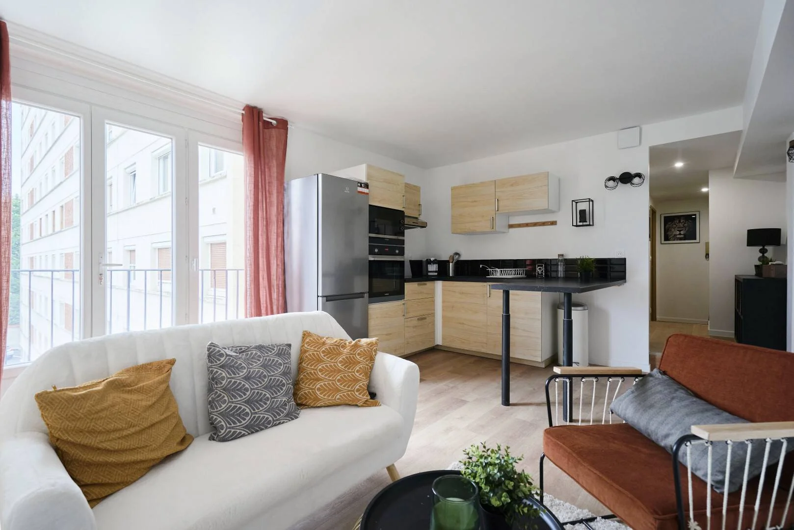 Habitación estudiantil funcional perfecta para estudiar en 