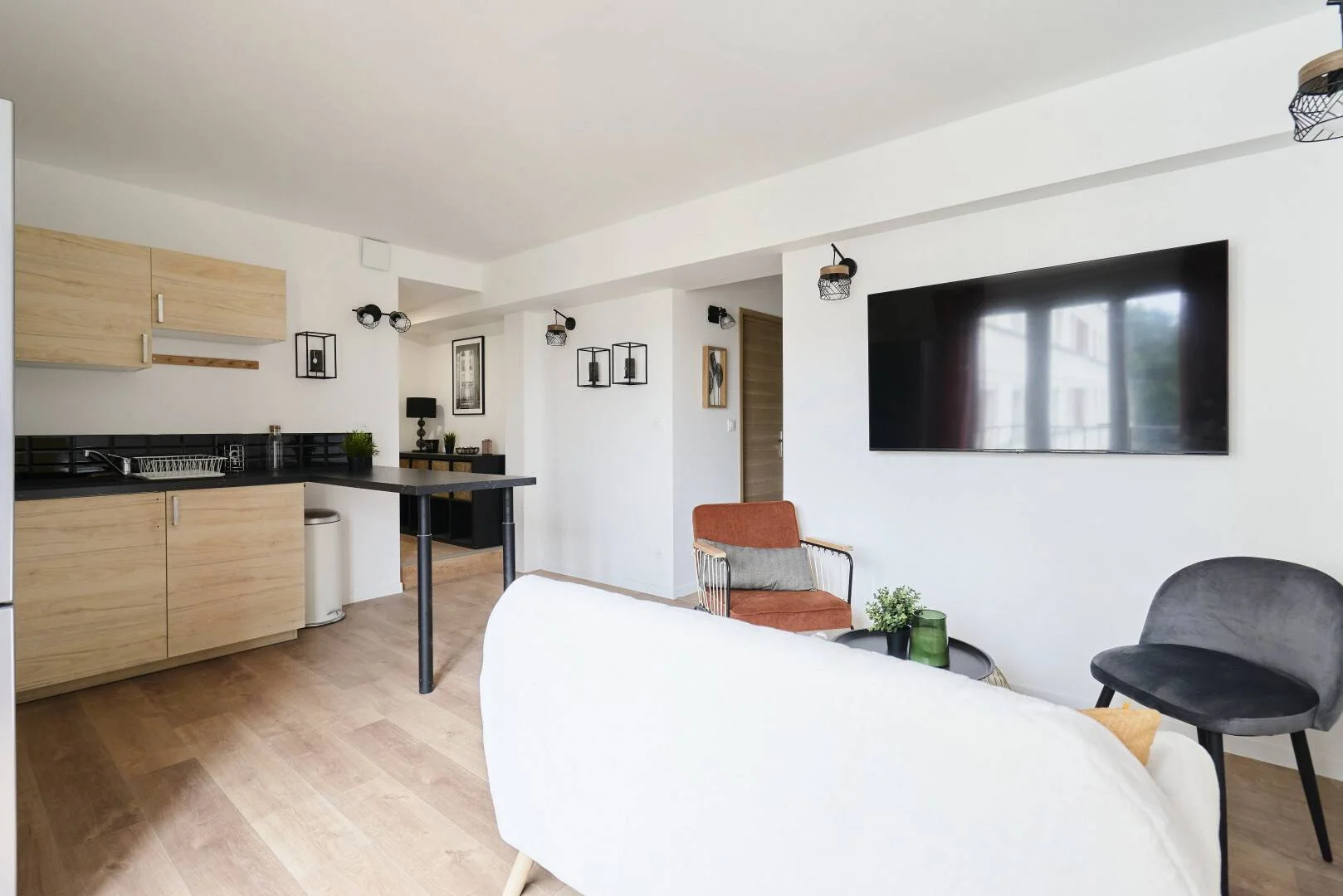 Habitación estudiantil funcional perfecta para estudiar en 