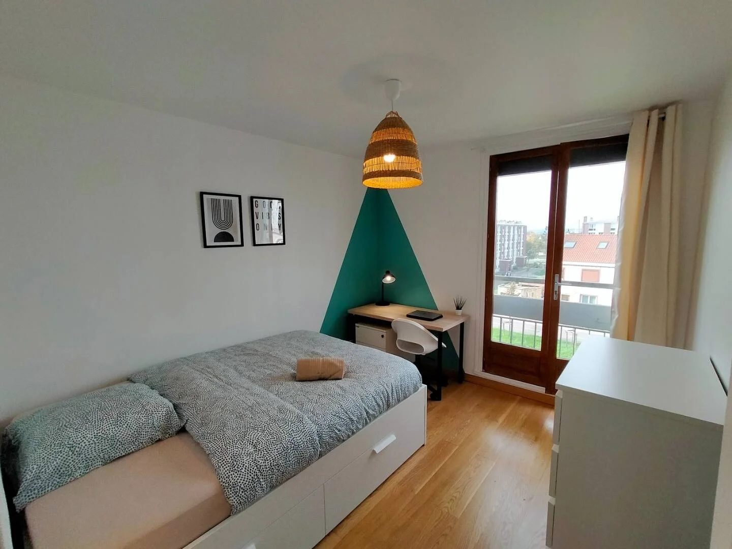 Chambre conviviale pour les étudiants dans  avec des équipements modernes