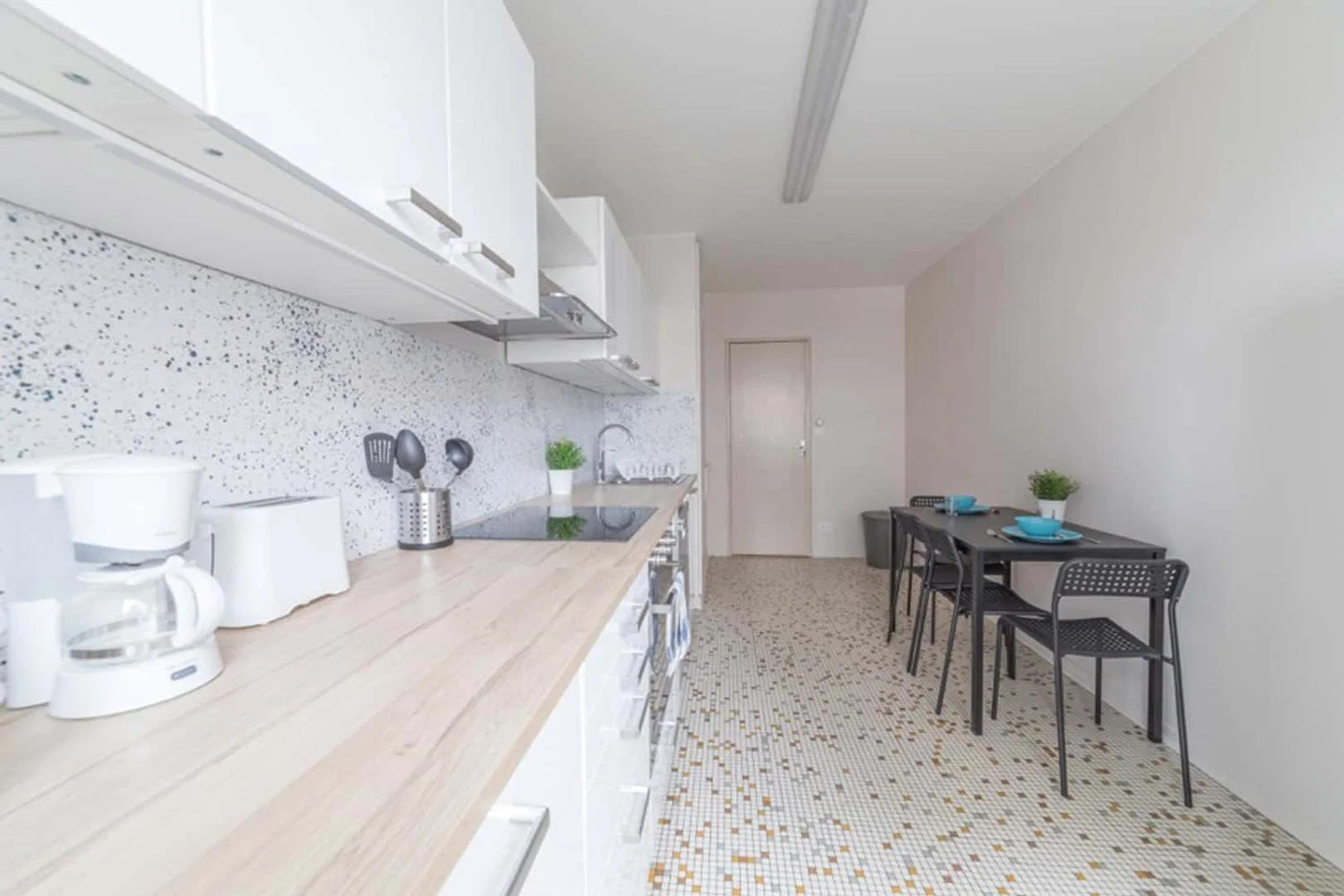 'de modern olanaklara sahip öğrenci dostu oda