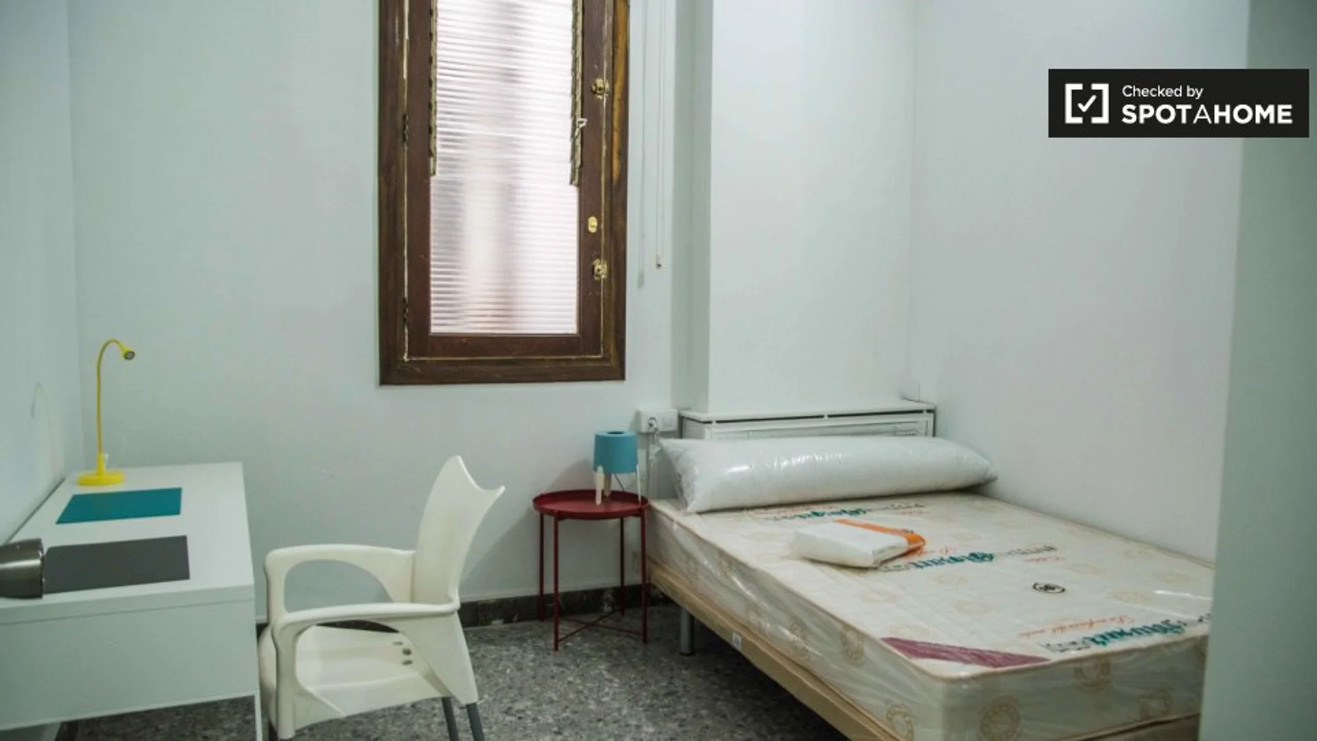'de modern olanaklara sahip öğrenci dostu oda