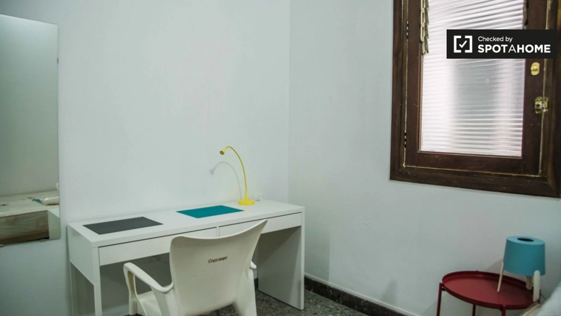 'da öğrenciler için yeterli aydınlatmaya sahip uygun fiyatlı oda