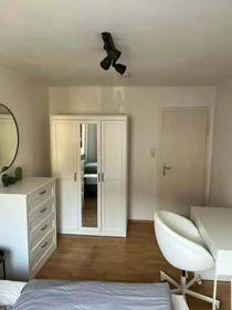 Chambre privée à Charlottenstraße, 70182 Stuttgart, Germany, image 2 de 5