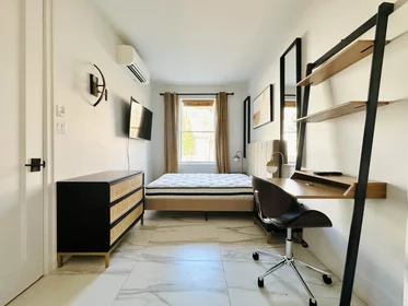 Gesamte Unterkunft im Wohnheim in der 987 Willoughby Avenue, 1C, Bushwick, New York, NY, 11221, bild 1 von 13