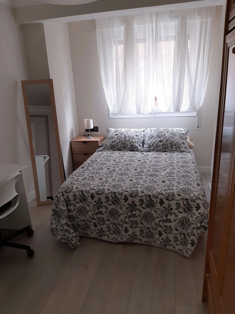 Quarto de estudante luminoso e arejado com acesso fácil à universidade em