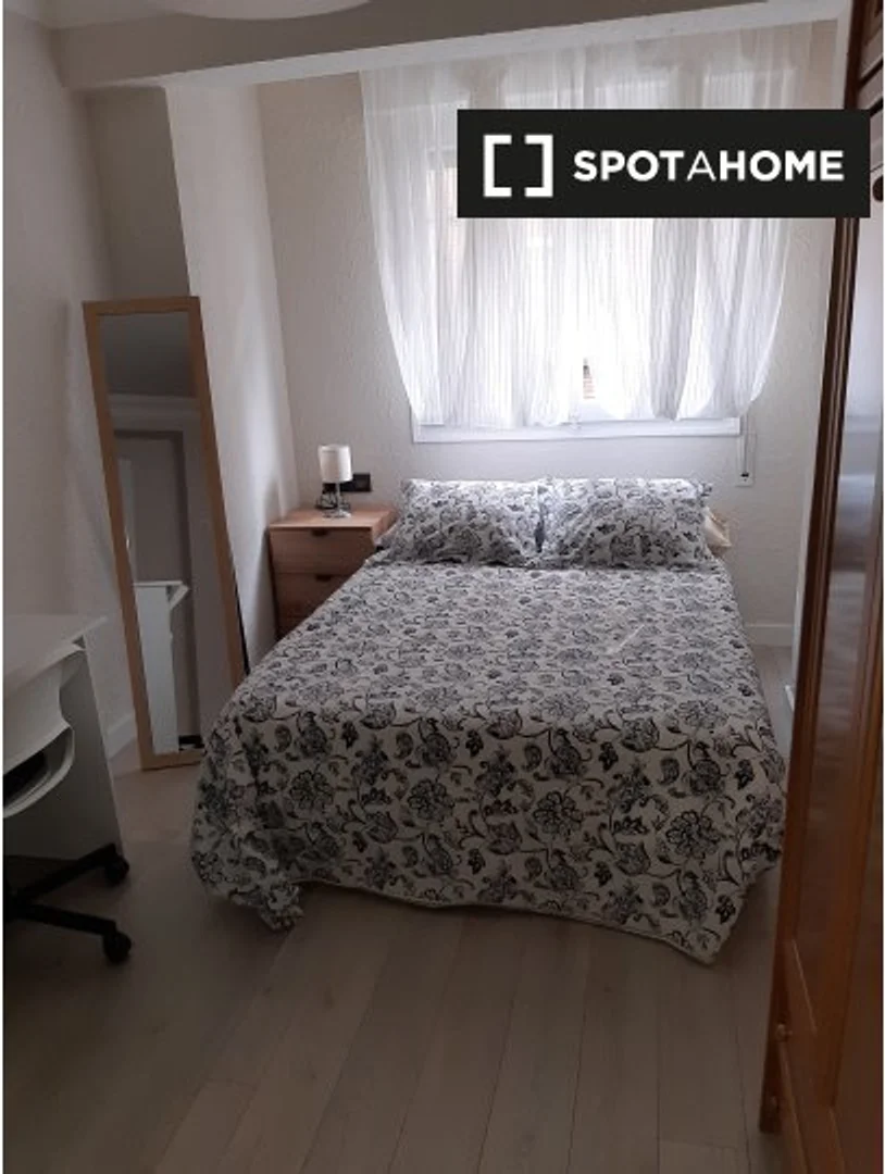 Quarto de estudante em com área de estudo e instalações partilhadas