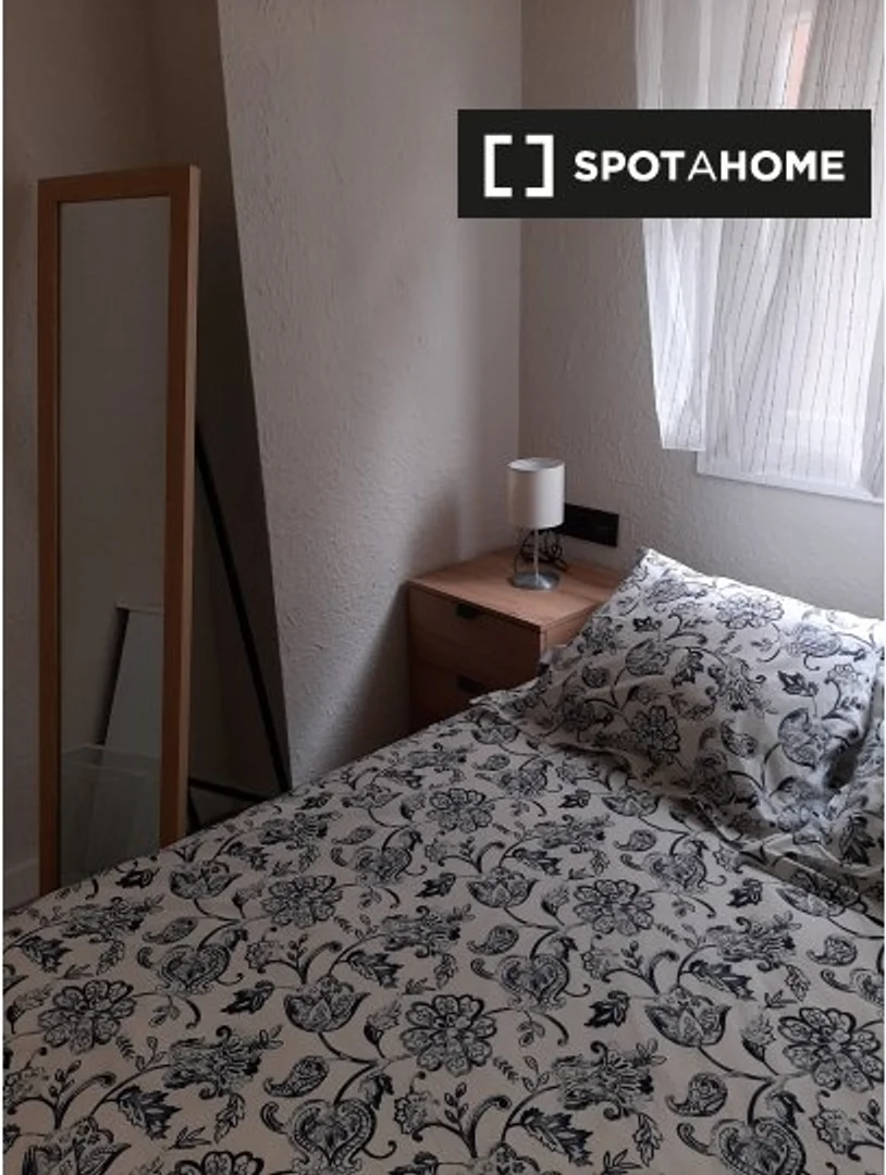 Quarto para alugar em apartamento de estudantes em , totalmente mobilado