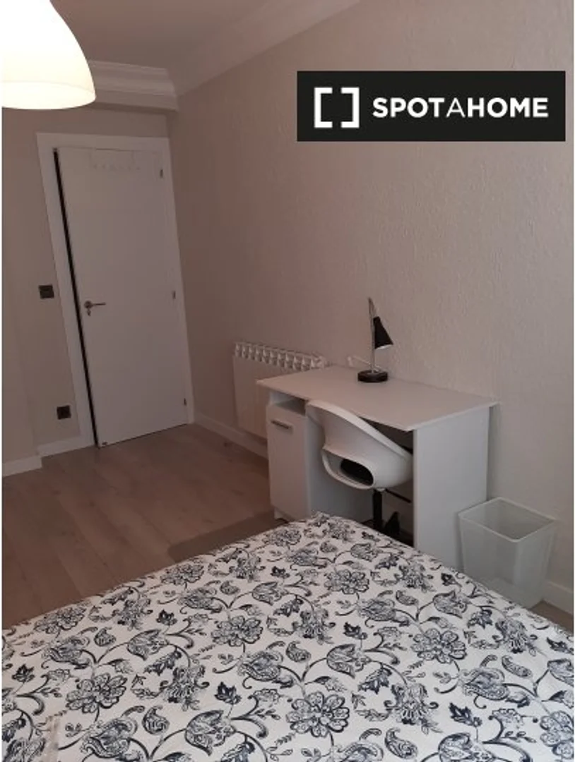 Quarto para alugar em apartamento de estudantes em , totalmente mobilado