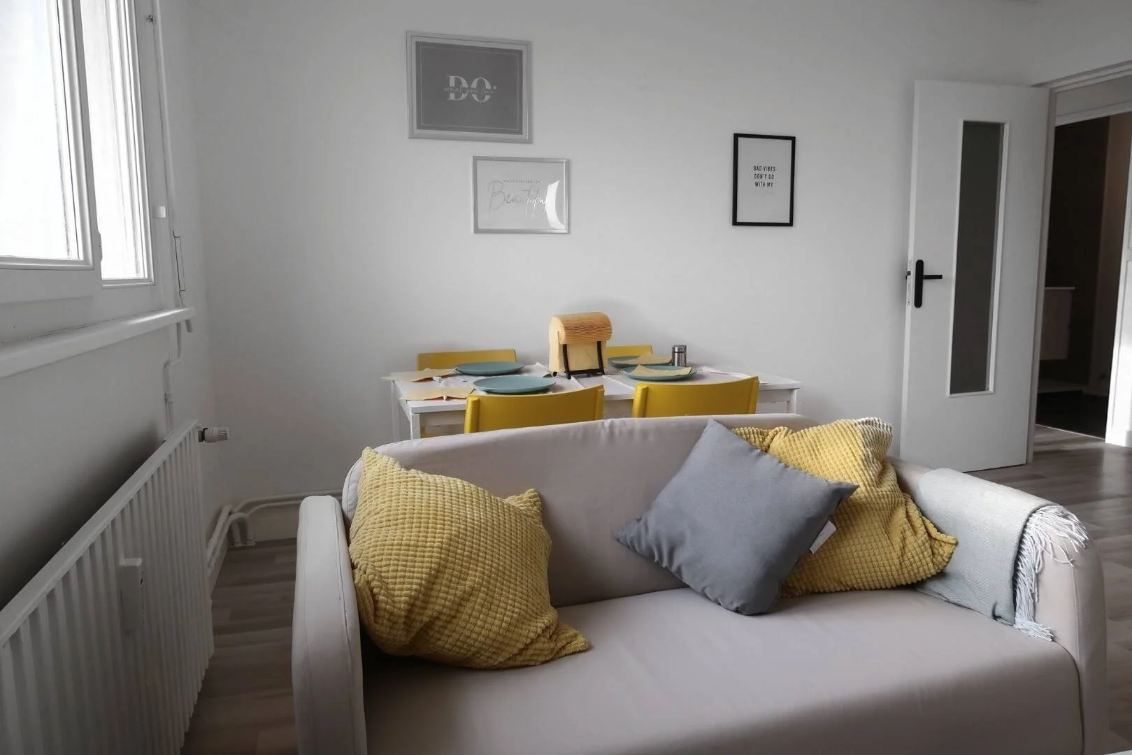 Habitación estudiantil funcional perfecta para estudiar en 