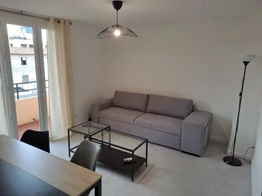 Renting rooms by the month in Toulon