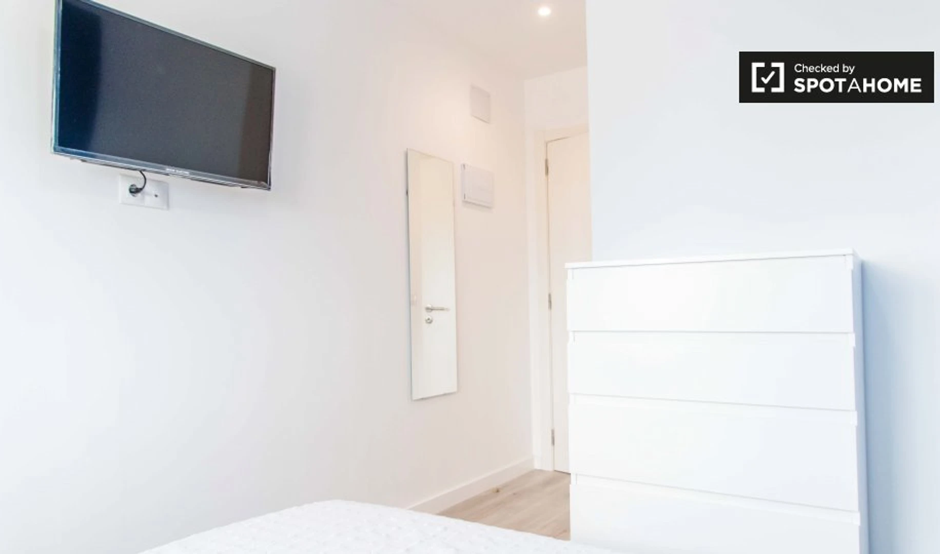 Habitación estudiantil amplia y cómoda en 