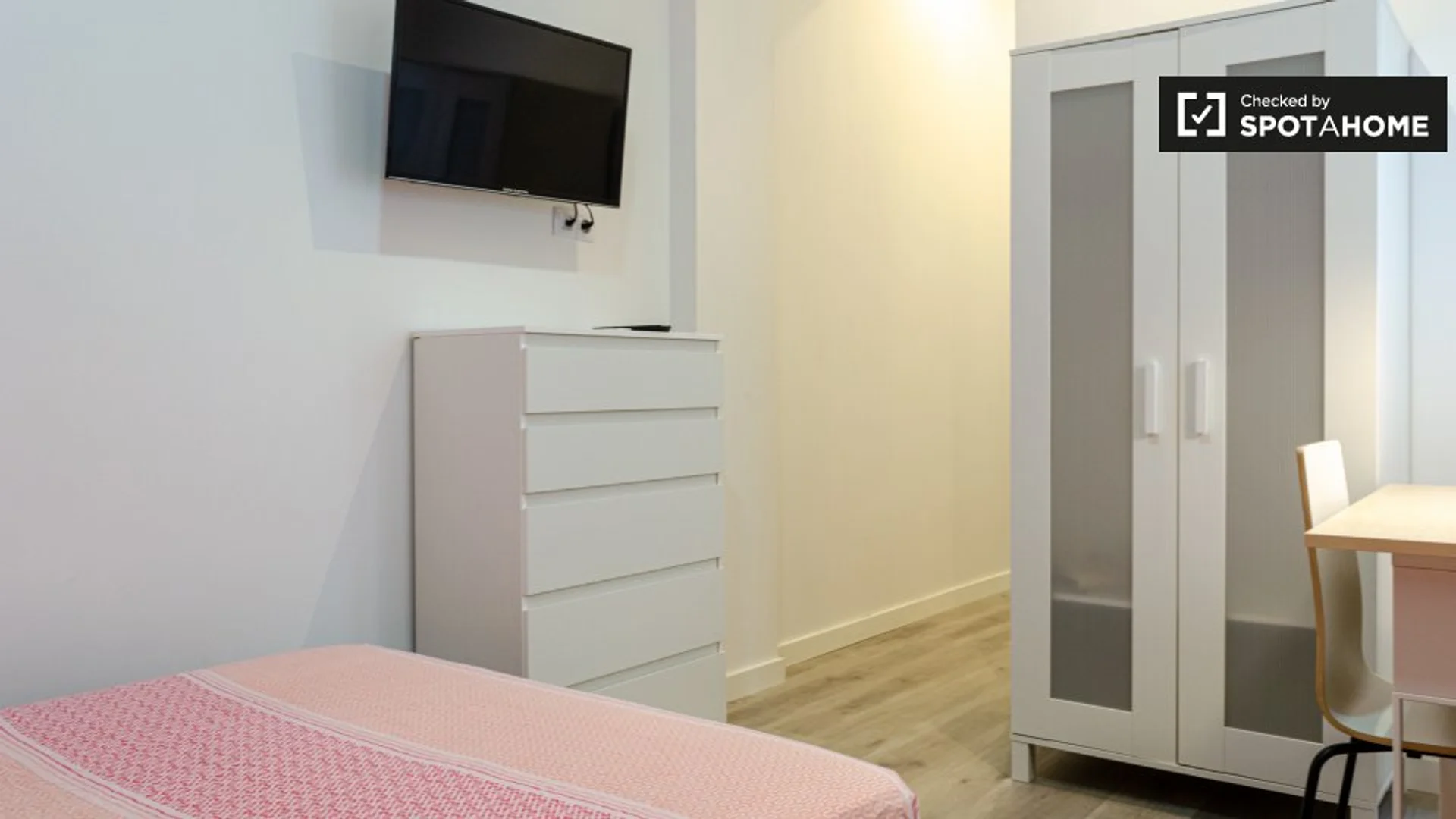 'de modern olanaklara sahip öğrenci dostu oda
