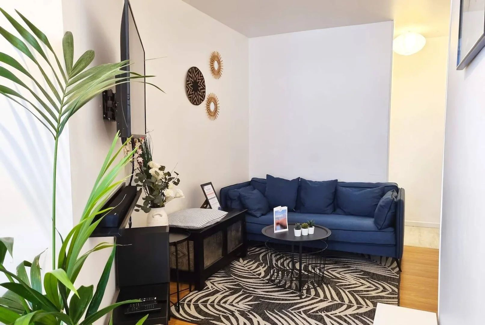 Quarto de estudante luminoso e arejado com acesso fácil à universidade em 