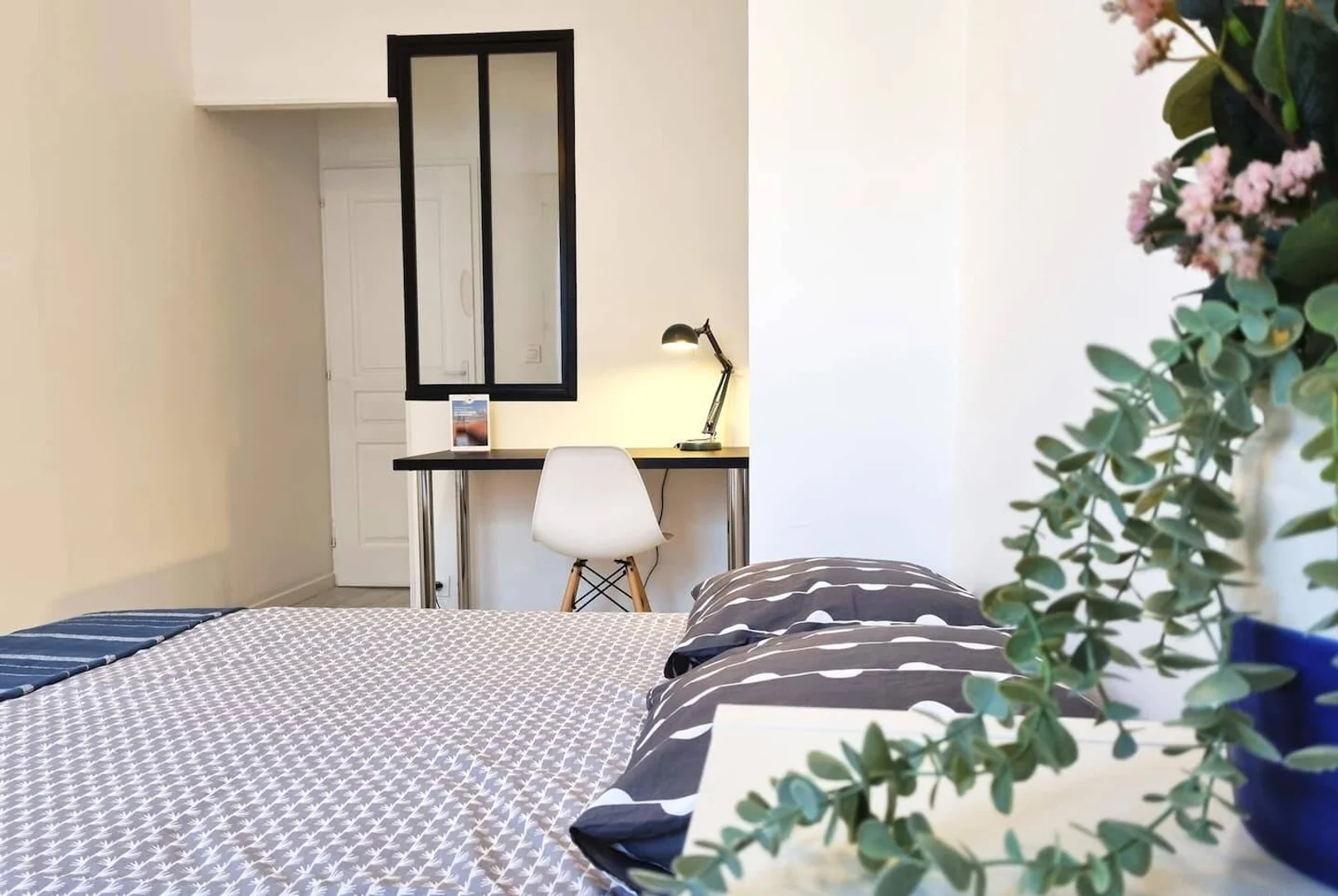 Quarto de estudante luminoso e arejado com acesso fácil à universidade em 