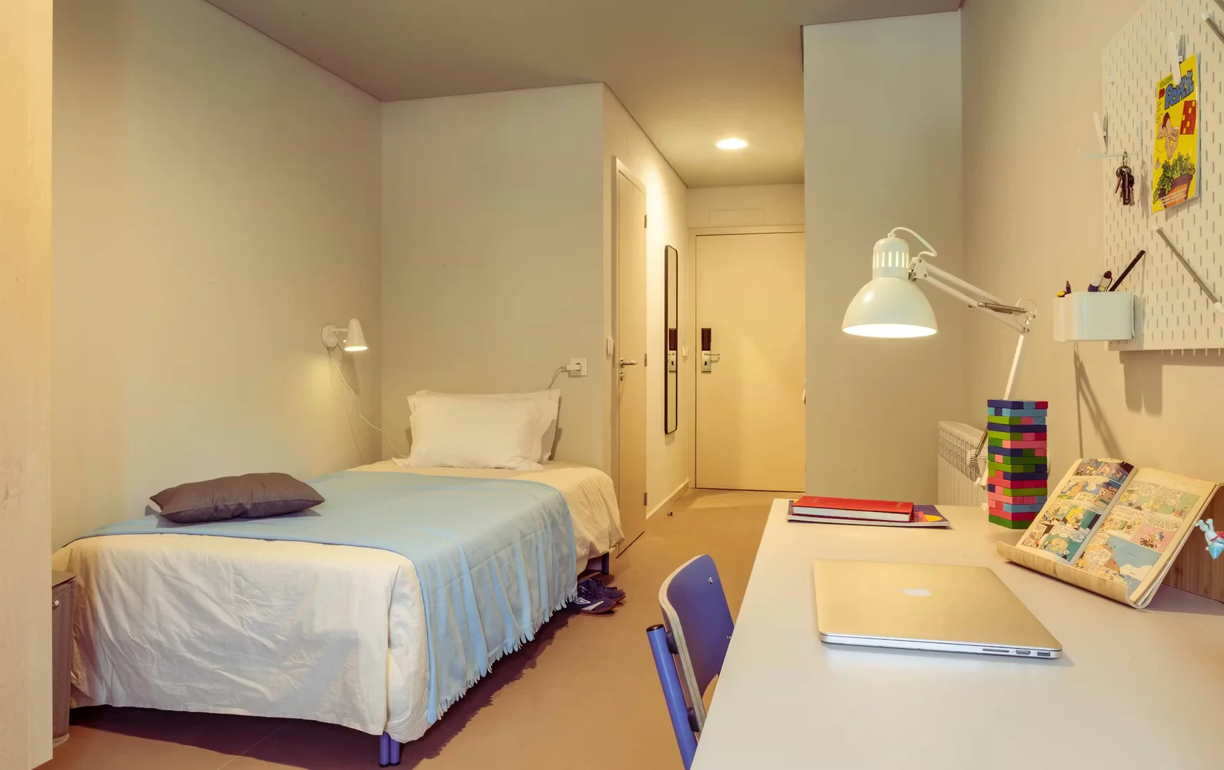 Functional student room perfect for studying in 
