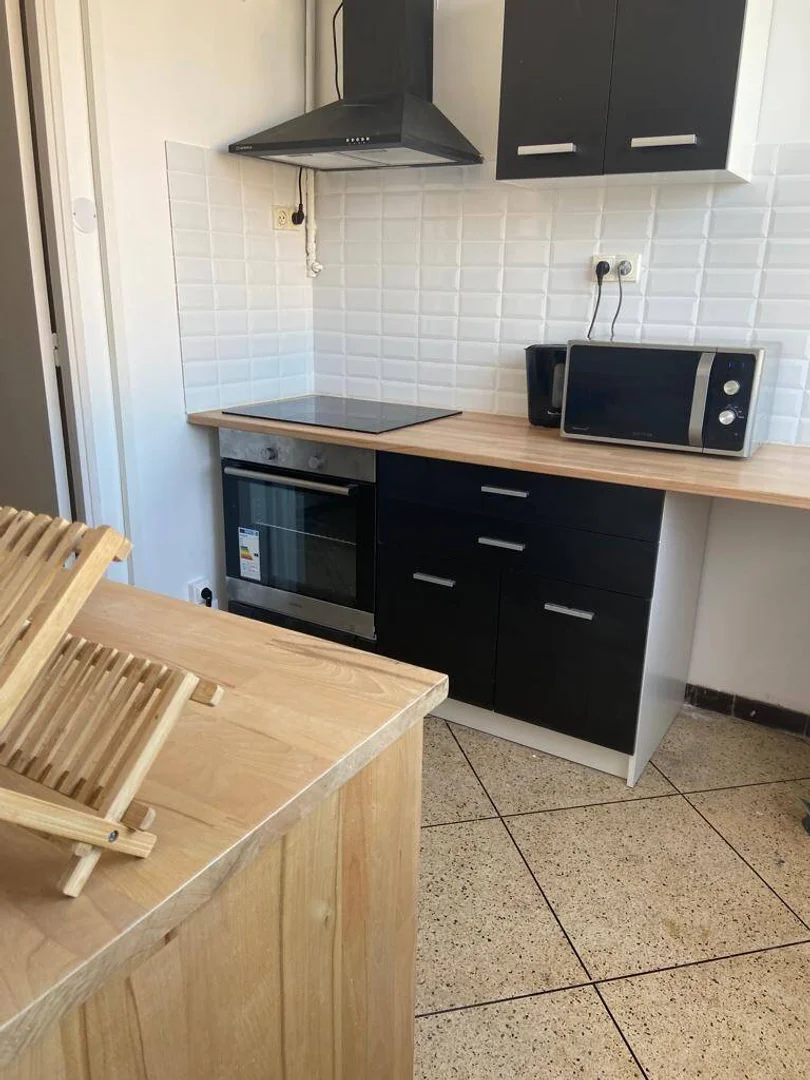 'da ders çalışmak için mükemmel olan fonksiyonel öğrenci odası