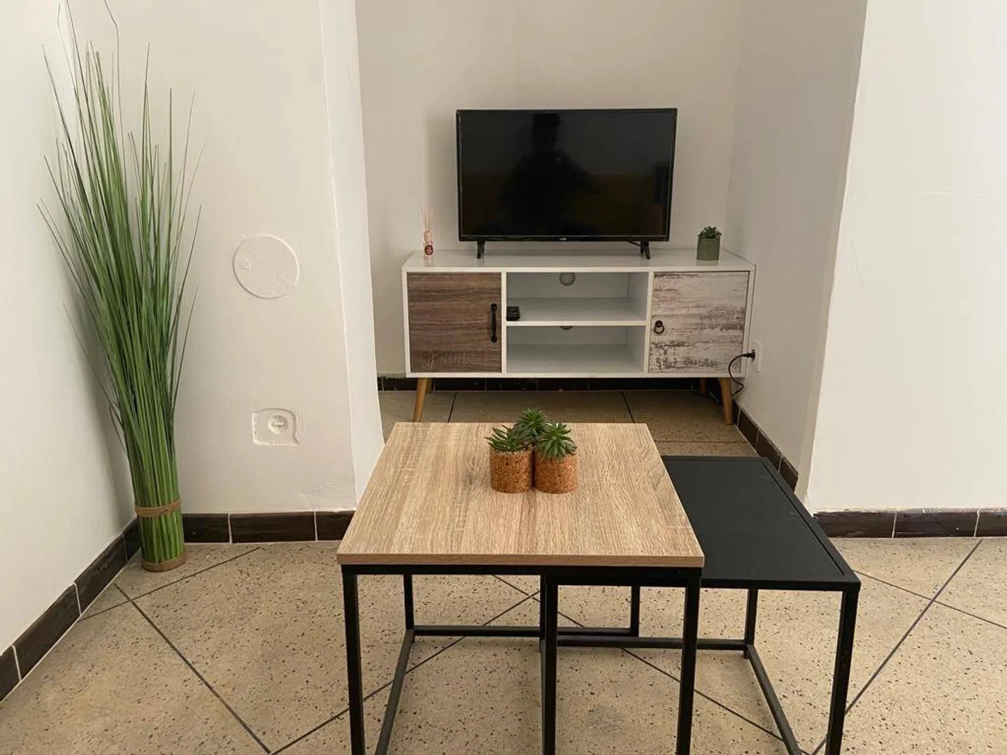 'da öğrenciler için yeterli aydınlatmaya sahip uygun fiyatlı oda
