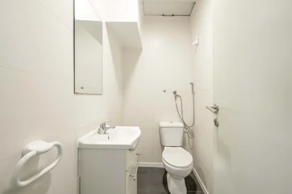 Habitación privada en R. Alm. Barroso 9 1e, 1000-090 Lisboa, Portugal, imagen 22 de 27