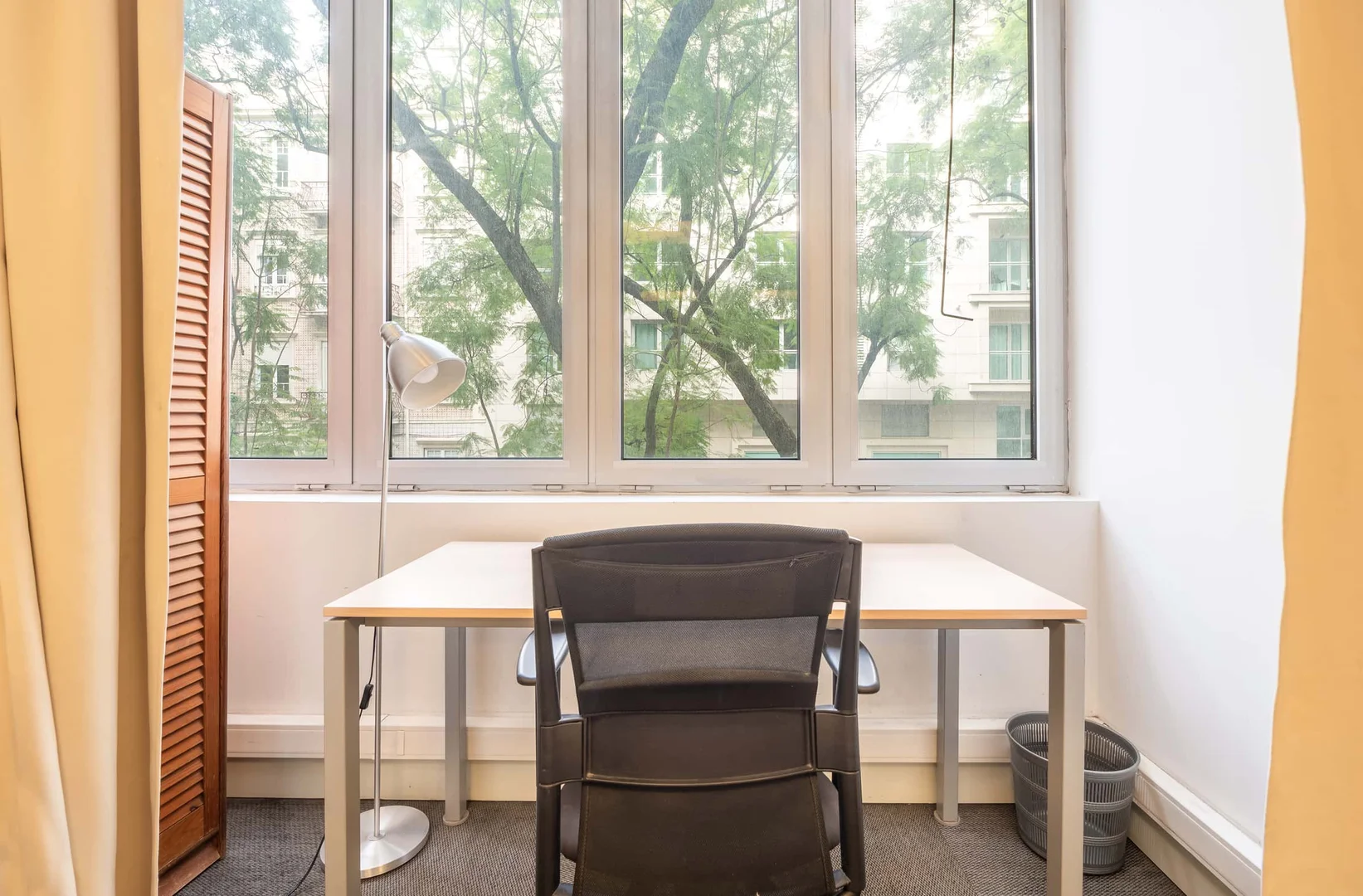 Stanza economica per studenti con ampia illuminazione in 