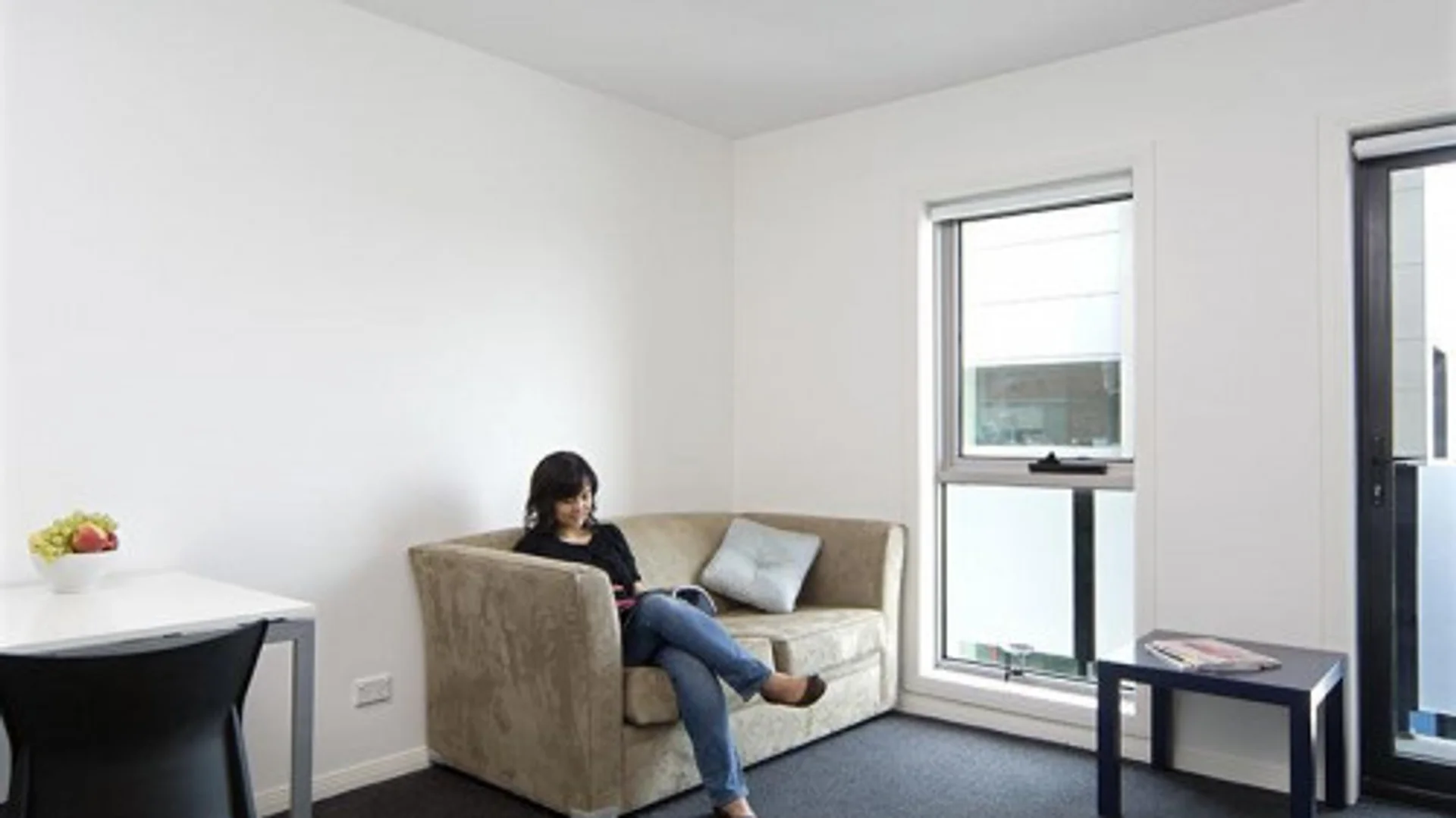 Habitación estudiantil funcional perfecta para estudiar en 