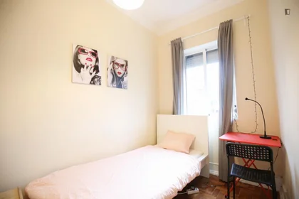 Chambre privée à Avenida Almirante Reis, image 1 de 10