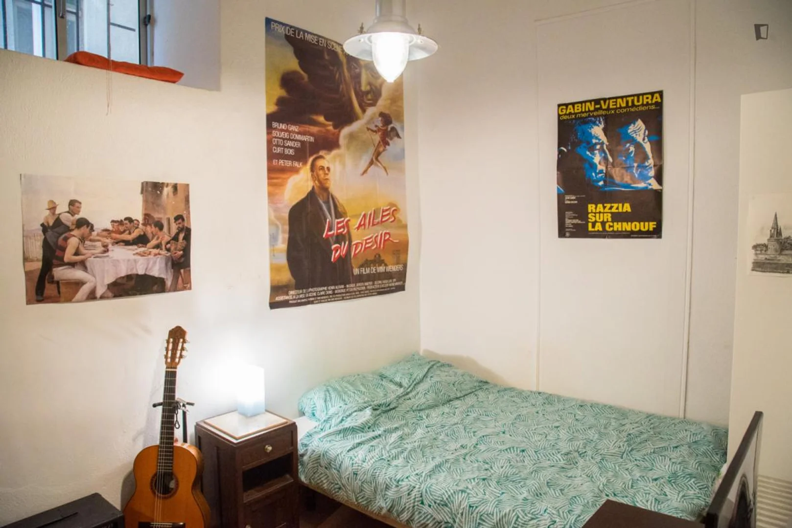 Habitación estudiantil amplia y cómoda en