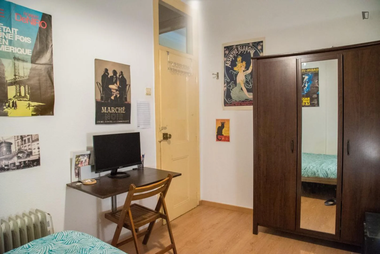 Habitación estudiantil luminosa y aireada con fácil acceso a la universidad en