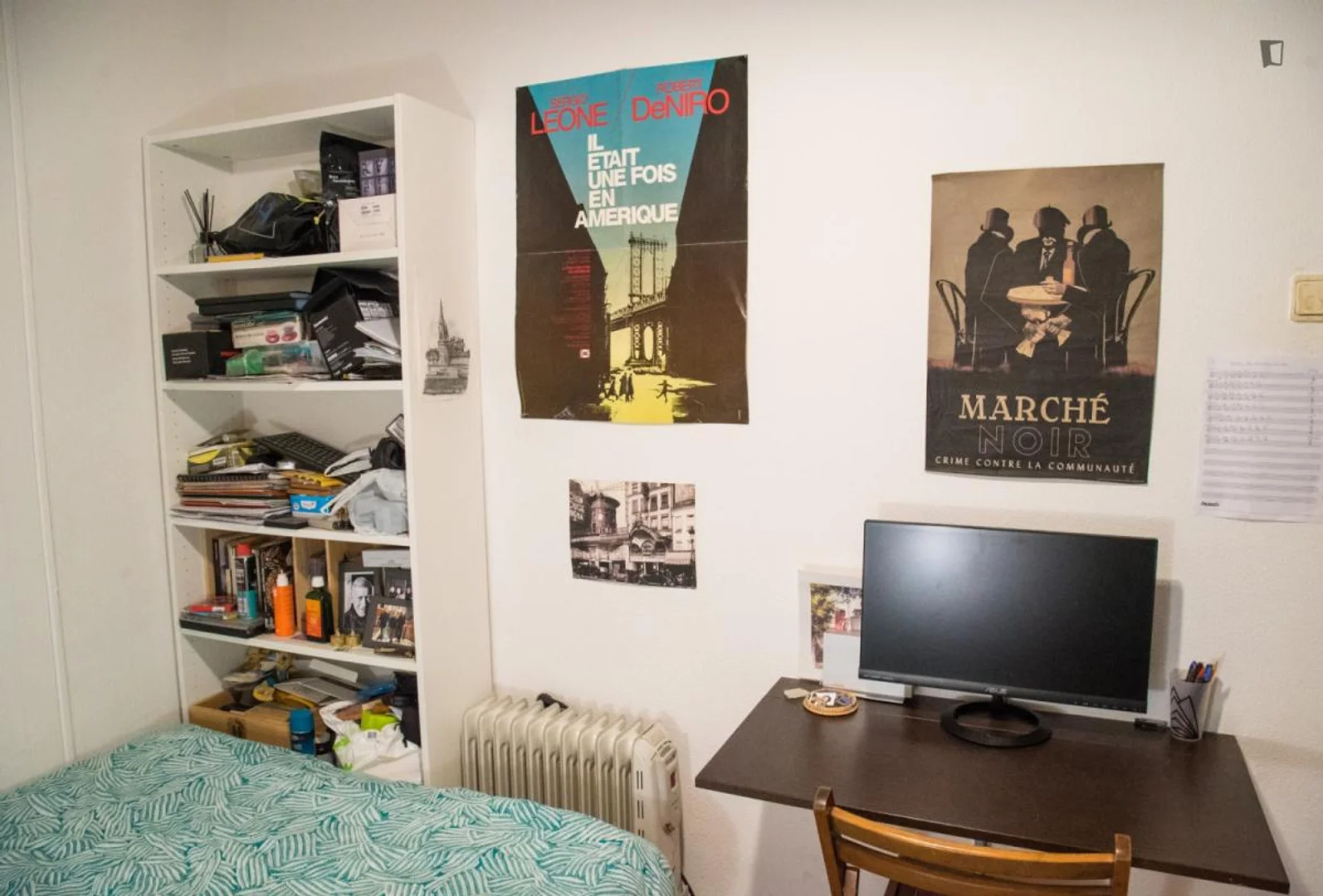 Habitación estudiantil funcional perfecta para estudiar en
