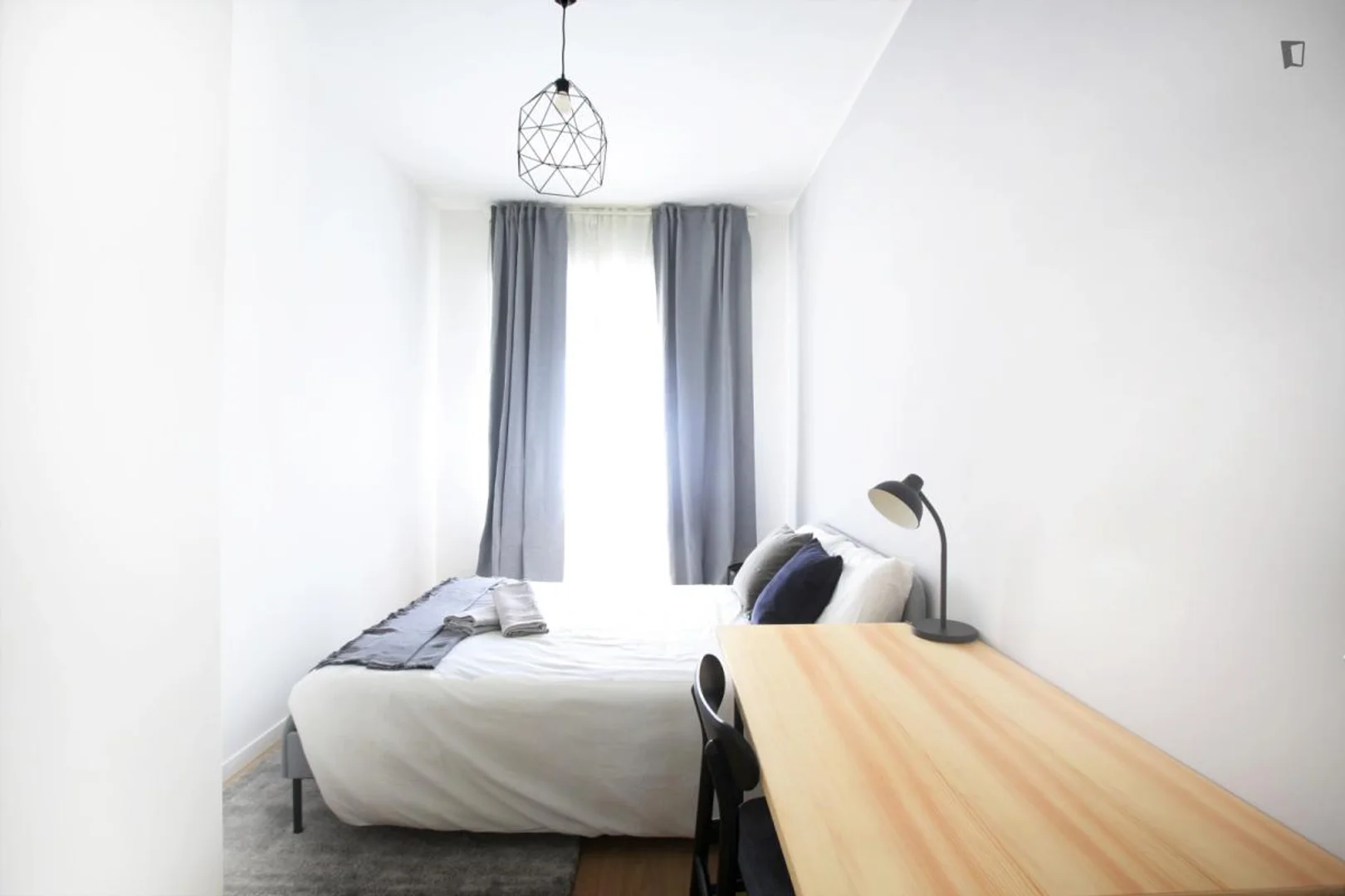 Quarto de estudante confortável e espaçoso em 